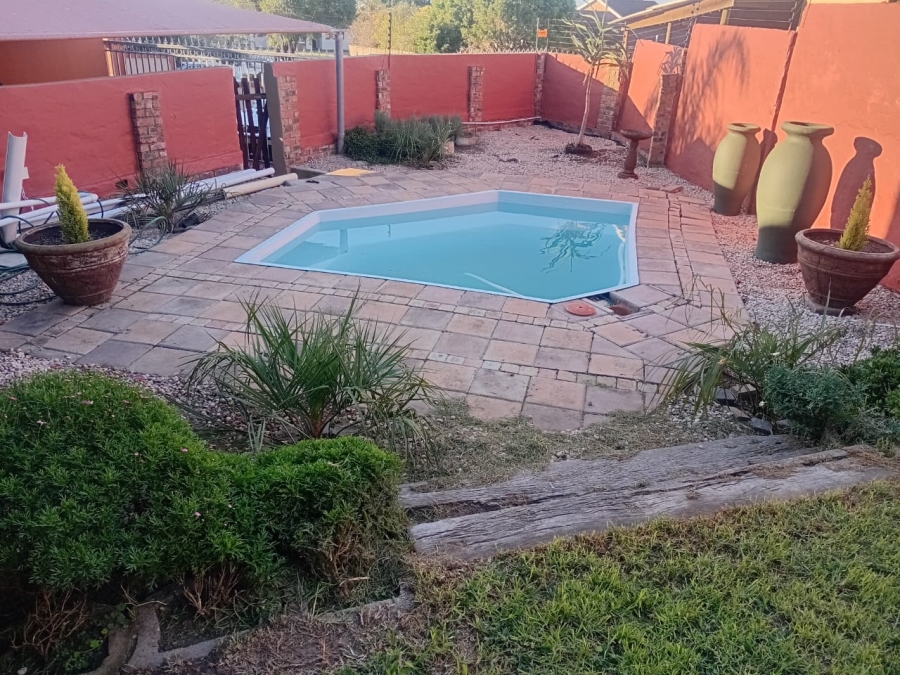 6 Bedroom Property for Sale in Heiderand Western Cape